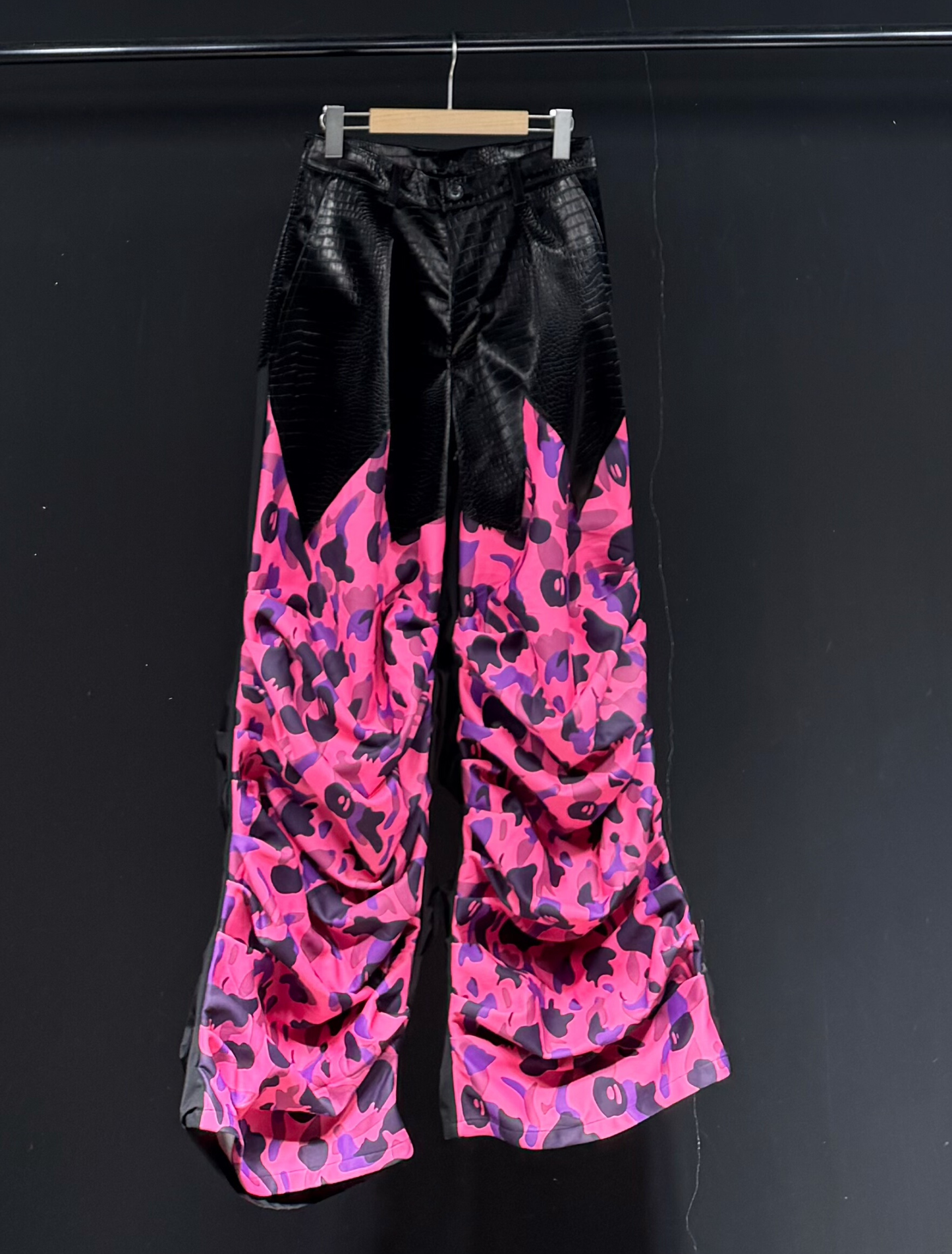 Pink camouflage print pleated slacks