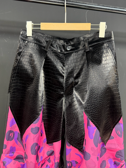 Pink camouflage print pleated slacks