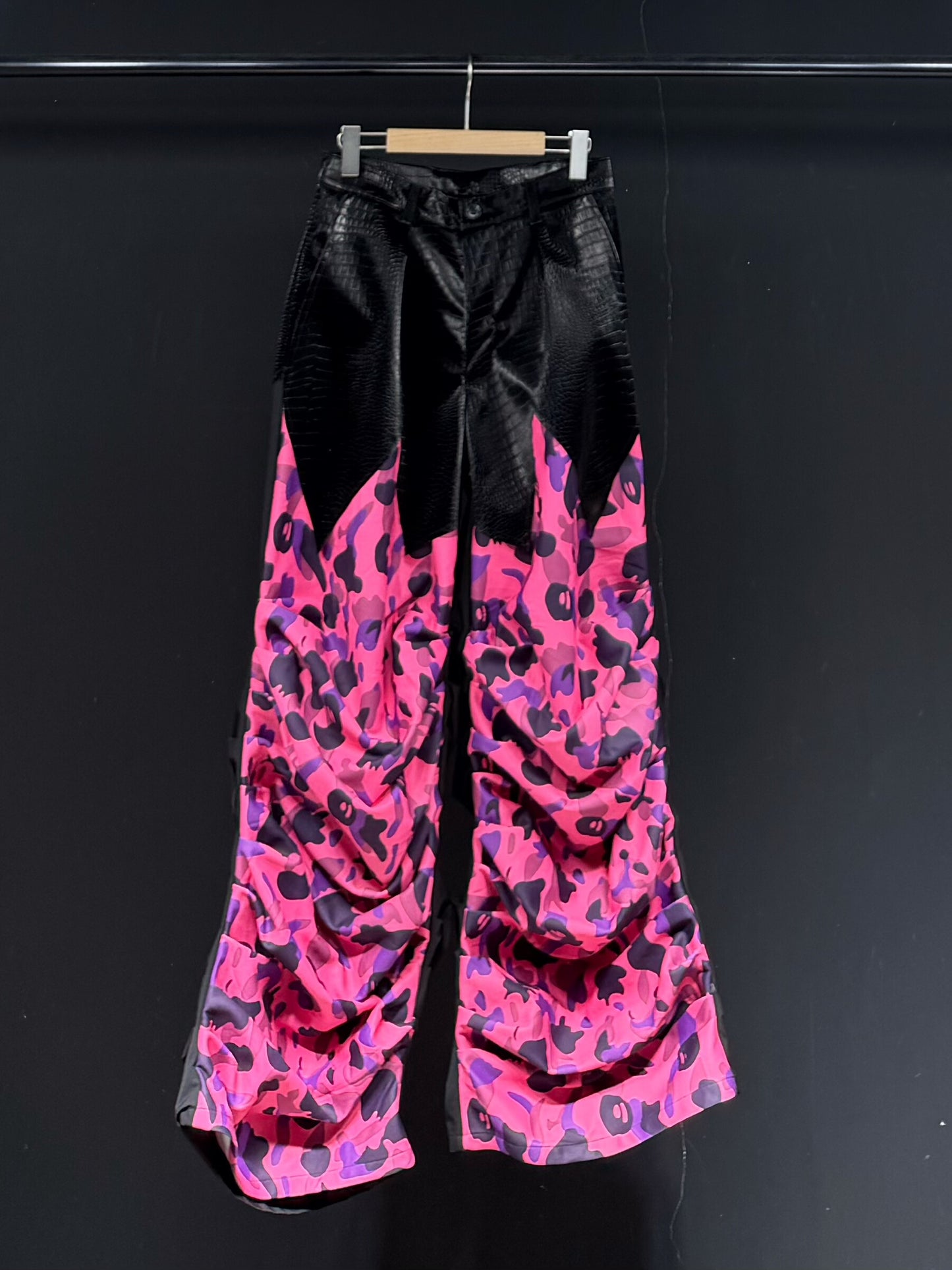 Pink camouflage print pleated slacks