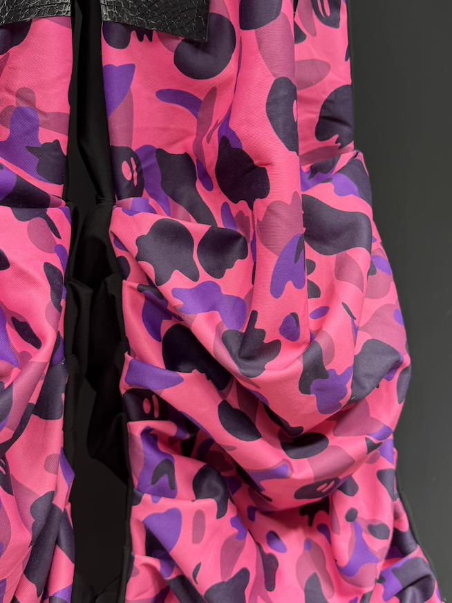 Pink camouflage print pleated slacks