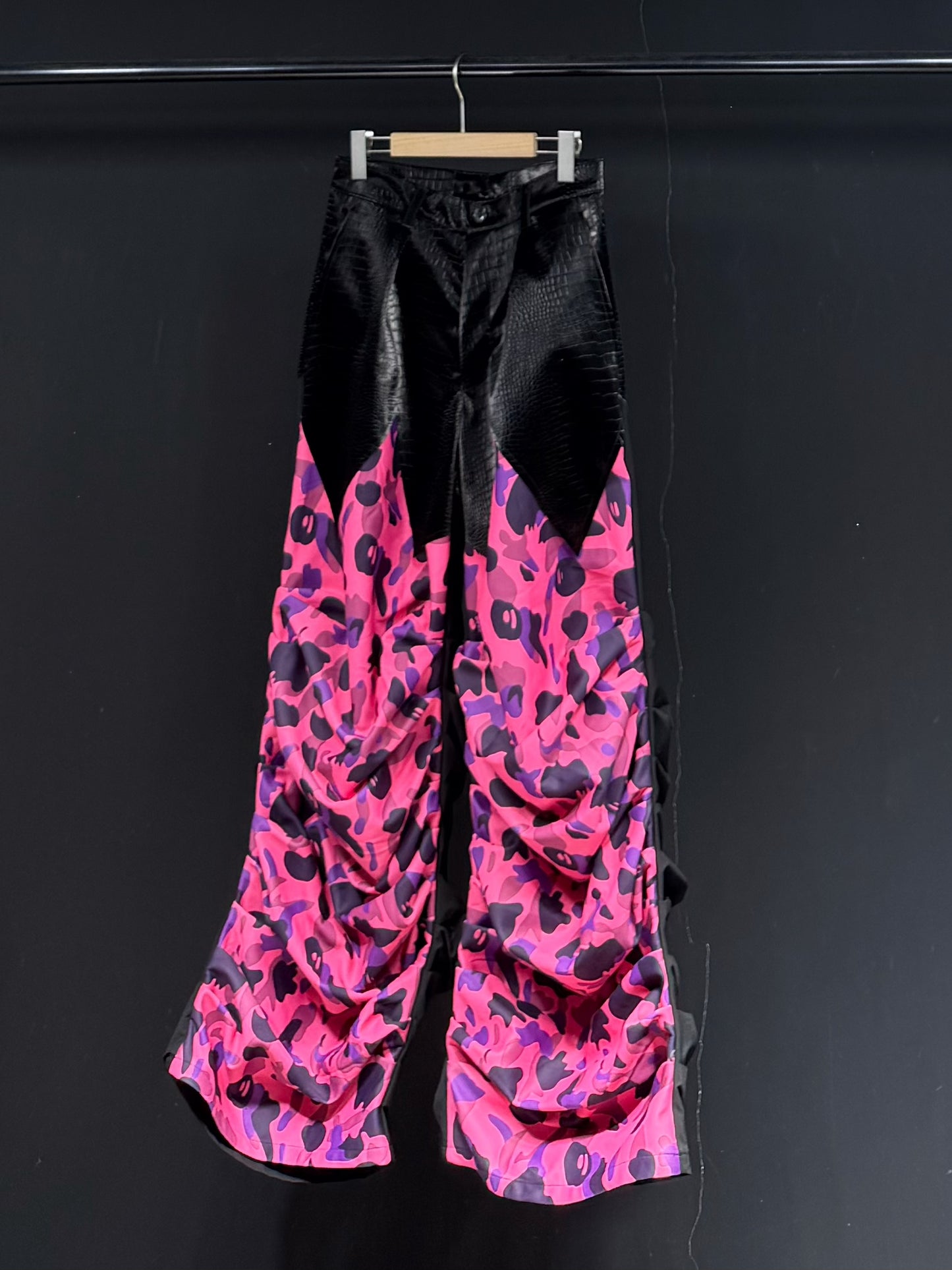 Pink camouflage print pleated slacks